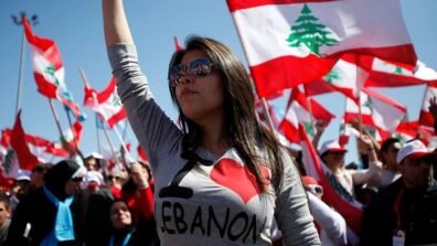 بالصور: لبنانيو باريس يتظاهرون لِترحيل النازحين قسرًا!