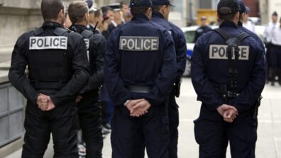 مقتل مراهق على يد ضابط شرطة فرنسي