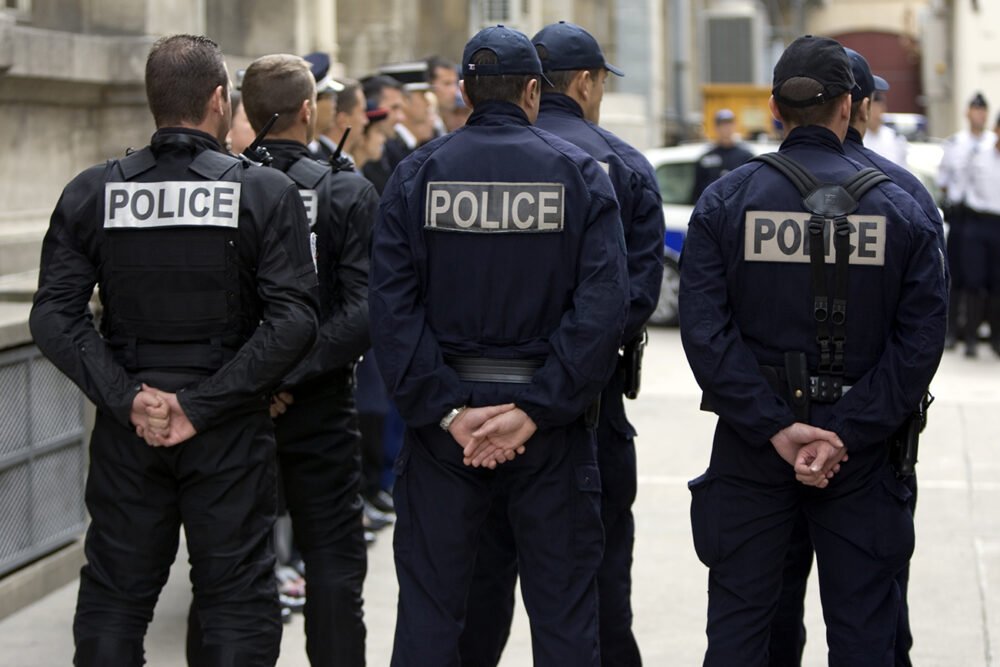 مقتل مراهق على يد ضابط شرطة فرنسي