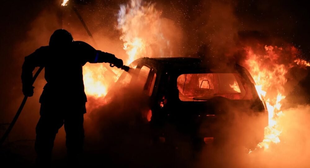 وسط “احتجاجات باريس”: حرق منزل رئيس بلدية باريس وأسرته نائمة