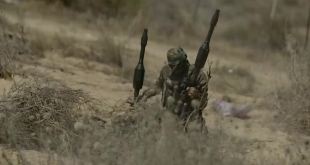 بالفيديو: قناص إسرائيلي يصاب قبل إطلاق “هدفه”… لبنان نجا!