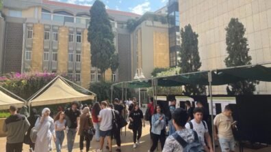 تخرُق القانون وتصوت نيابةً عنهم… “فضيحة” لِـ طالبة LAU جبيل (فيديو)