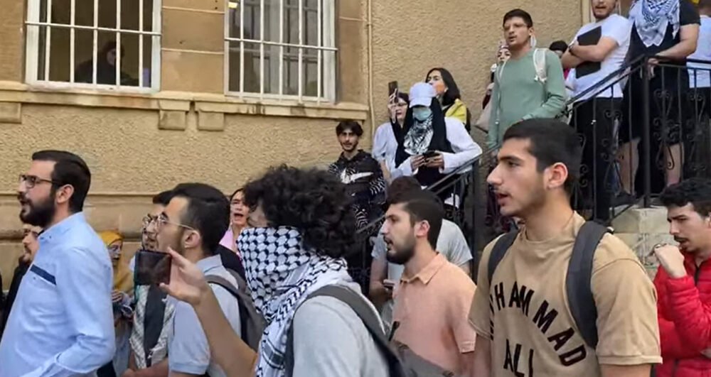 اعتصامٌ في الـ AUB… لِإلغاء ندوة “الاسرائيلي” أليك وولن! (فيديو)