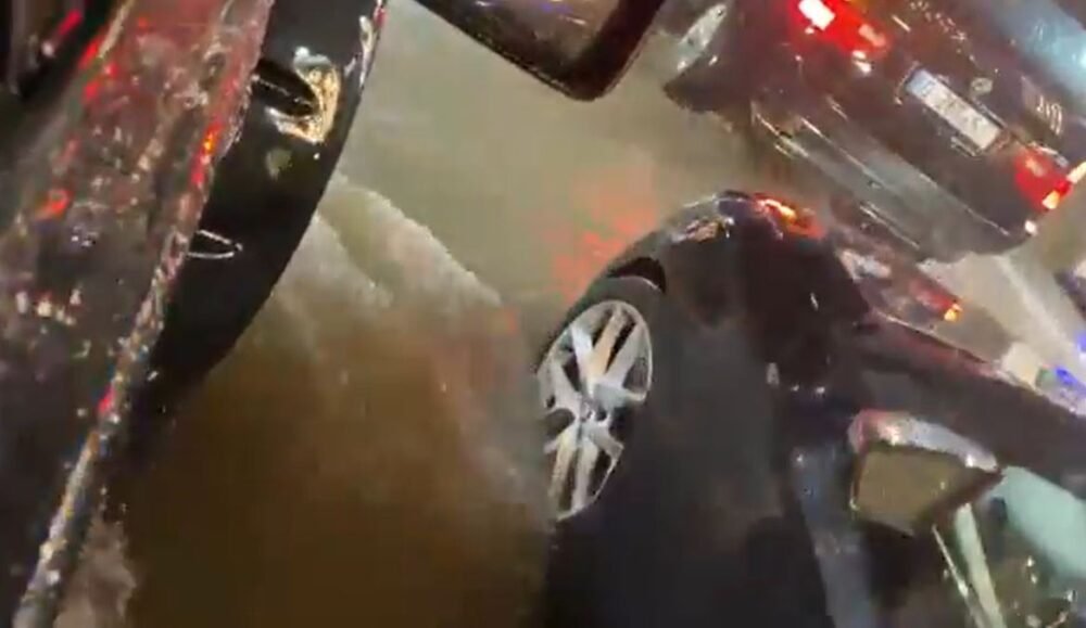 بالفيديو: سوق جونية العتيق يغرق بمياه الأمطار!