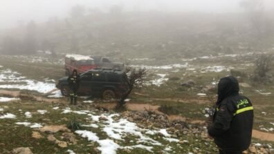 بالصور: انقاذ 4 مواطنين احتجزوا داخل سيارتهم في قاع الريم!