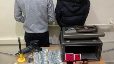 يسرق الخزنات من داخل المنازل لِشراء المخدّرات!