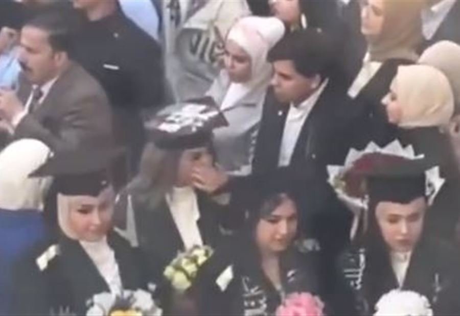 بسبب “صدام حسين”… طالبة تفصل من حفل تخرجها! (فيديو)