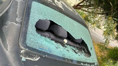 رجم بالحجارة… تكسير وتحطيم زجاج سيارات في البترون! (صورة)