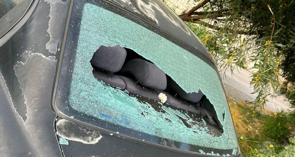 رجم بالحجارة… تكسير وتحطيم زجاج سيارات في البترون! (صورة)