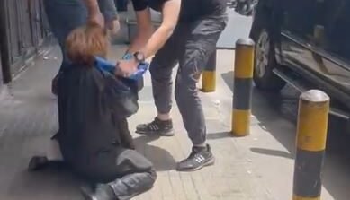 بالفيديو: محامية تتعرّض للضرب على يد زوج موكلتها