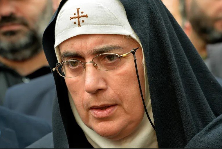 بتهمة “التزوير والتحريض”… شكوى قضائية ضد “راهبة الأسد”!