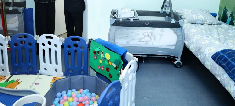 غرفة صغيرة في مواجهة واقع كبير… حقوق تصطدم بجدران السجون وبادرة أمل!