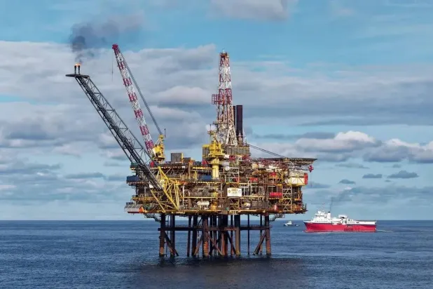 سعر برميل نفط غرب تكساس الوسيط يتخطى 100 دولار