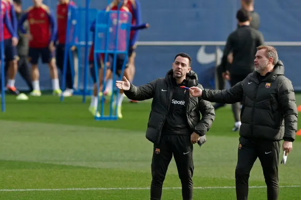 تشافي: لابورتا أفشل عودة ميسي إلى برشلونة تخوفاً من سلطته