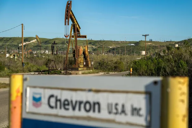 النفط يسجل هبوطاً حاداً بعد محاولات ترمب طمأنة الأسواق بشأن الحرب