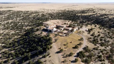 محققون أميركيون يفتّشون مزرعة إبستين السابقة في نيو مكسيكو