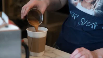 وزير الصحة الأميركي يهاجم سلاسل شهيرة بسبب السكر في القهوة المثلجة