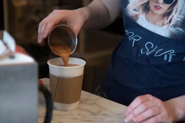 وزير الصحة الأميركي يهاجم سلاسل شهيرة بسبب السكر في القهوة المثلجة