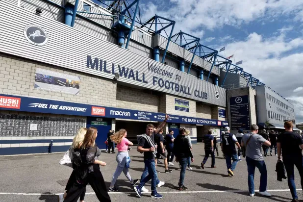 تغريم ميلوول بسبب هتافات مسيئة في كأس الرابطة الإنجليزية