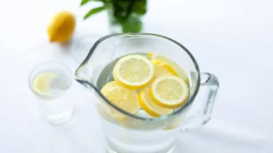 هل ترغب في فوائد إضافية من ماء الليمون؟ لا تتخلص من القشر