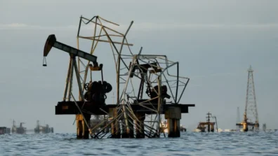 النفط يتراجع مع بحث وكالة الطاقة سحباً قياسياً من الاحتياطيات
