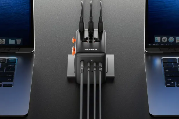 مهايئ شامل لشحن 8 أجهزة ومكبر صوت لا سلكي ومصابيح ذكية مطورة