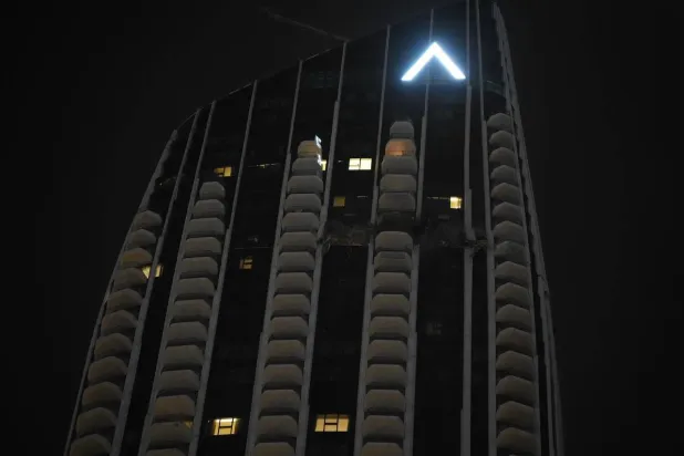 حريق محدود إثر سقوط «مسيّرة» على مبنى في دبي