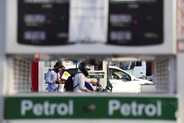 كيف تهدد قفزة أسعار النفط استقرار الميزان الخارجي والمالية العامة في الهند؟