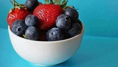 من التوت إلى الثوم… 5 أطعمة قد تساعد في الوقاية من السرطان