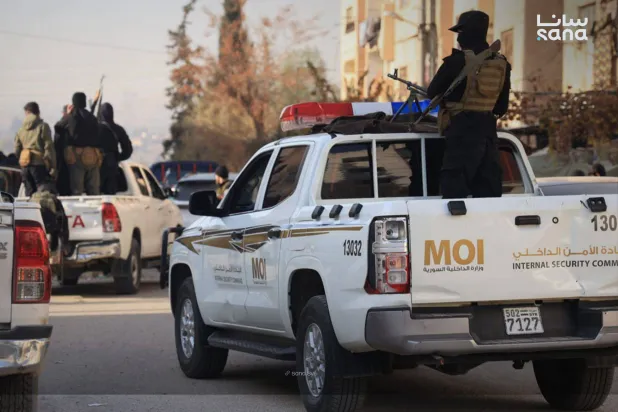 منع تجوّل في ريف حمص بعد استهداف مبنى للأمن