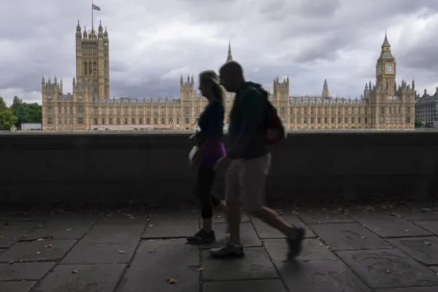 شرطة بريطانيا تستخدم نهر التايمز فاصلاً بين مظاهرات مناصرة ومناهضة لإيران