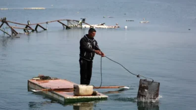«مساحة ضيقة وملاحقة بالرصاص»… كيف دمّرت إسرائيل الصيد في غزة؟