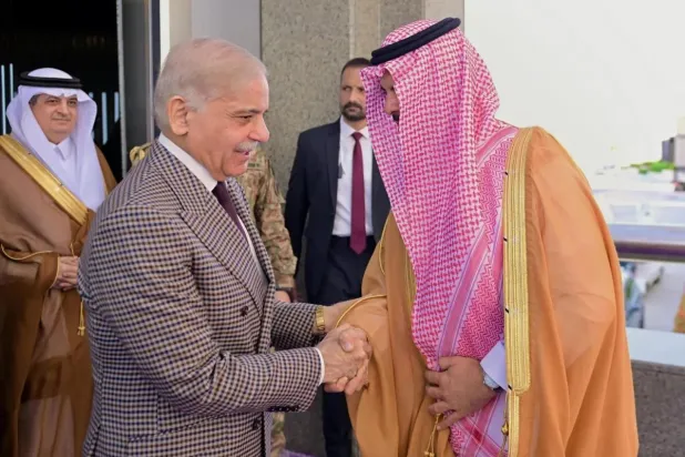 رئيس وزراء باكستان يصل إلى جدة