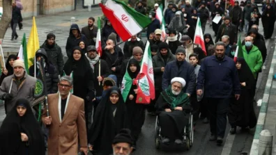 في ظهور نادر لمسؤول إيراني خلال الحرب… لاريجاني يشارك بمسيرة «يوم القدس» بطهران