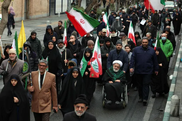 في ظهور نادر لمسؤول إيراني خلال الحرب… لاريجاني يشارك بمسيرة «يوم القدس» بطهران