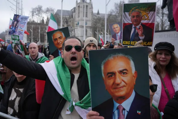 رضا بهلوي يؤكد استعداده لقيادة إيران