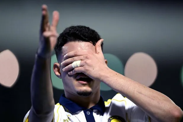 النصر المتألق يضرب بالخمسة وينفرد بالصدارة