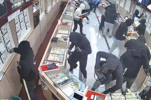 في 70 ثانية… لصوص يسرقون مجوهرات بـ1.7 مليون دولار من متجر أميركي (فيديو)