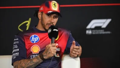 «جائزة الصين الكبرى»: هاميلتون سعيد بعد صعوده لمنصة التتويج