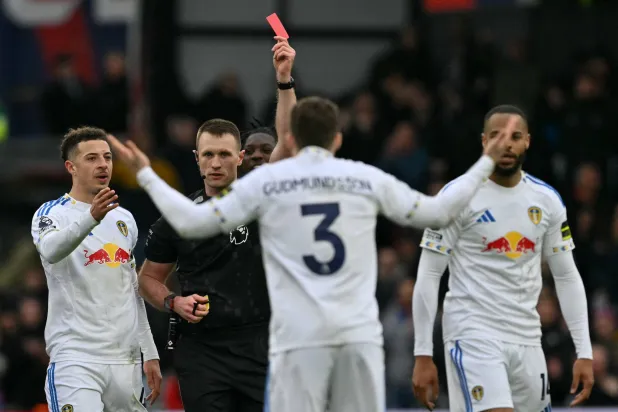 «البريمرليغ»: إلغاء هدف وضربة جزاء ضائعة وحالة طرد في تعادل كريستال وليدز