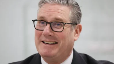 ستارمر يبحث مع ترمب ضرورة معاودة فتح مضيق هرمز 