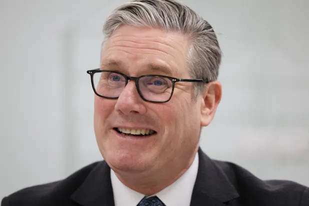 ستارمر يبحث مع ترمب ضرورة معاودة فتح مضيق هرمز 