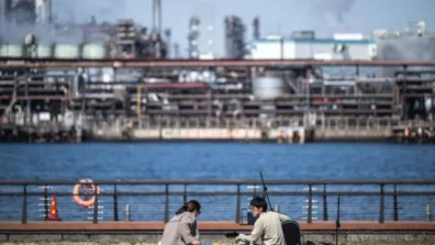 النفط يمحو مكاسبه المبكرة مع تقييم الأسواق لمخاطر الإمدادات