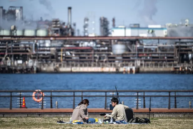 النفط يمحو مكاسبه المبكرة مع تقييم الأسواق لمخاطر الإمدادات