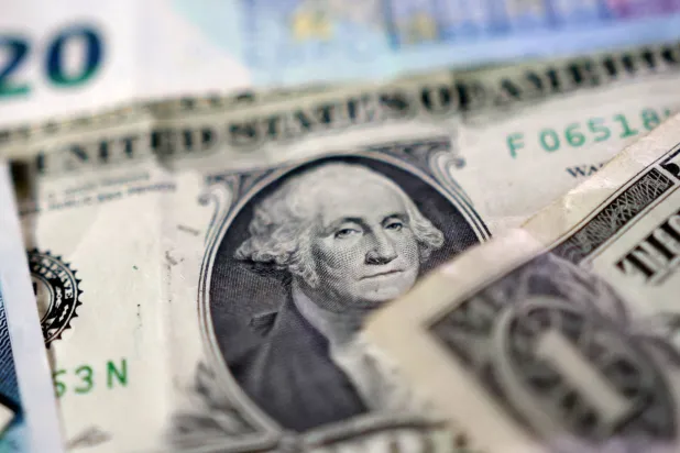 الدولار يتراجع قبيل أسبوع حافل باجتماعات البنوك المركزية وسط تصاعد الحرب