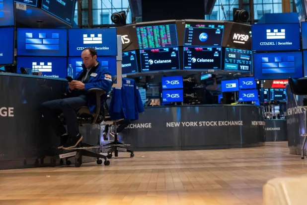 التكنولوجيا ترفع العقود الآجلة الأميركية وقرار «الفيدرالي» في الانتظار