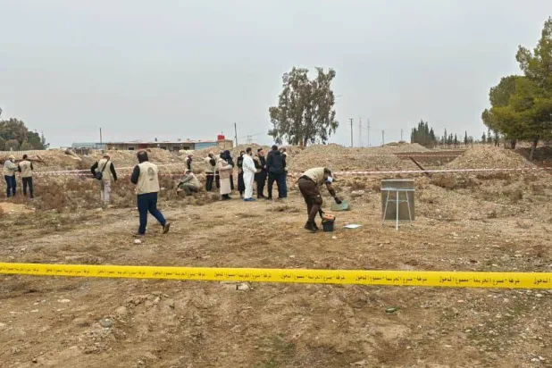 هيئة المفقودين تستجيب لبلاغ عن موقع يُشتبه بأنه مقبرة جماعية بريف اللاذقية