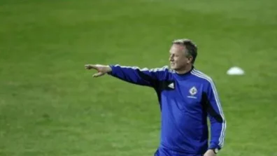 مدرب آيرلندا الشمالية يدافع عن توليه تدريب بلاكبيرن