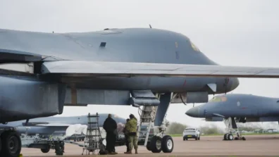 إعجاب وقلق من القاذفات الأميركية في قاعدة عسكرية بريطانية