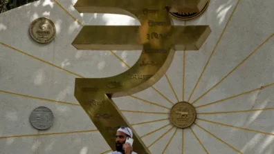 تصاعد رهانات التحوط ضد الروبية الهندية مع تفاقم التوترات مع إيران